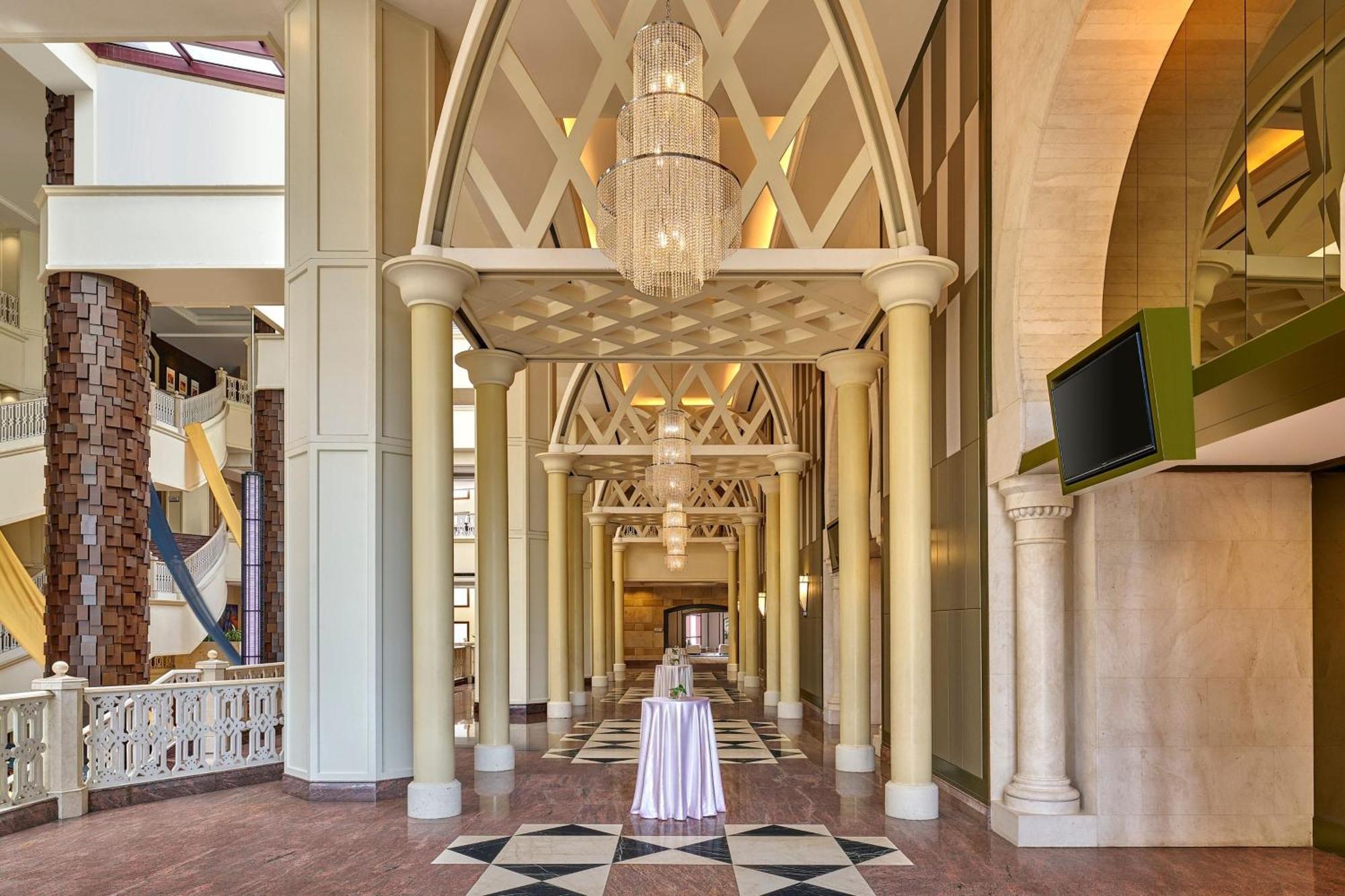 Sheraton Imperial Kuala Lumpur Hotel Exterior foto The interior of the hotel